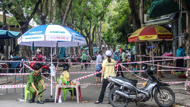 Phường in không kịp thẻ, dân Đà Nẵng vẫn vô tư đi chợ trong ngày đầu hạn chế - Ảnh 5.