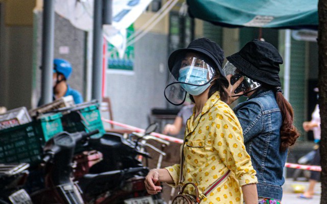 Phường in không kịp thẻ, dân Đà Nẵng vẫn vô tư đi chợ trong ngày đầu hạn chế - Ảnh 6.