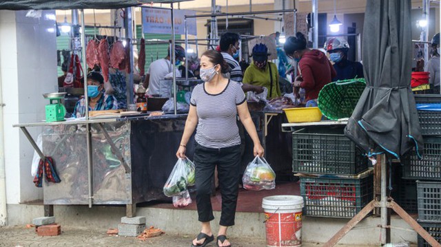 Phường in không kịp thẻ, dân Đà Nẵng vẫn vô tư đi chợ trong ngày đầu hạn chế - Ảnh 7.