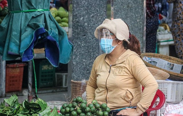 Phường in không kịp thẻ, dân Đà Nẵng vẫn vô tư đi chợ trong ngày đầu hạn chế - Ảnh 8.