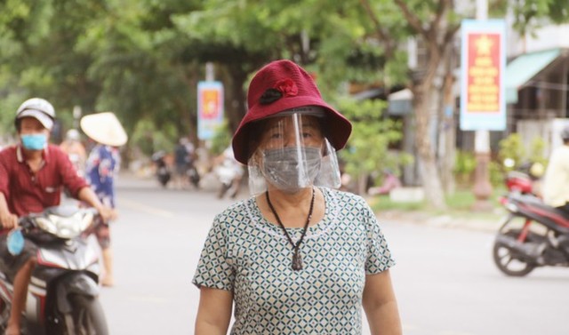 Phường in không kịp thẻ, dân Đà Nẵng vẫn vô tư đi chợ trong ngày đầu hạn chế - Ảnh 9.