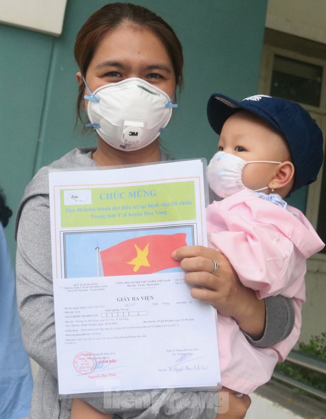 Nghẹn ngào giây phút bé 8 tháng tuổi ở Đà Nẵng chiến thắng COVID-19 về với gia đình - Ảnh 6.