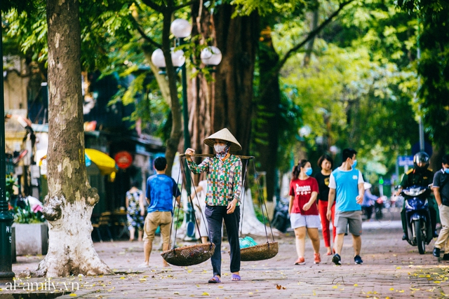 Nhón bước sang Thu được vài ngày nhưng sao Hà Nội lại thay đổi nhanh đến thế, có sấu chín, cốm thơm, không khí tươi mát giúp ta biết sống chậm - Ảnh 17.