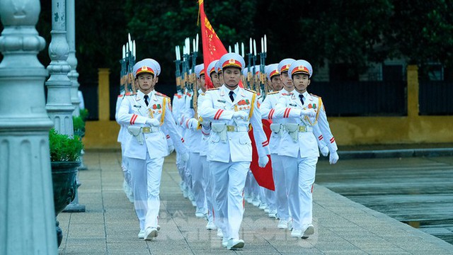 Lễ thượng cờ rủ Quốc tang nguyên Tổng Bí thư Lê Khả Phiêu - Ảnh 4.