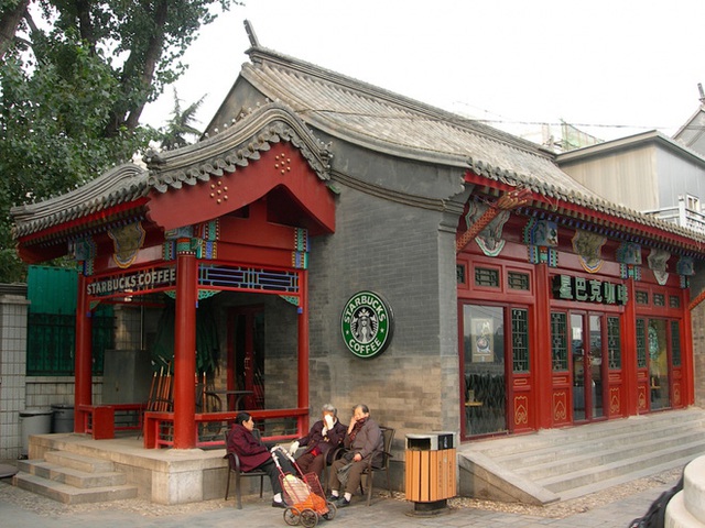 Cửa hàng Starbucks tại xứ siêu giàu gây bất ngờ với mái lá, tường nứt cũ kỹ như kiểu nhà đất Việt Nam - Ảnh 13.