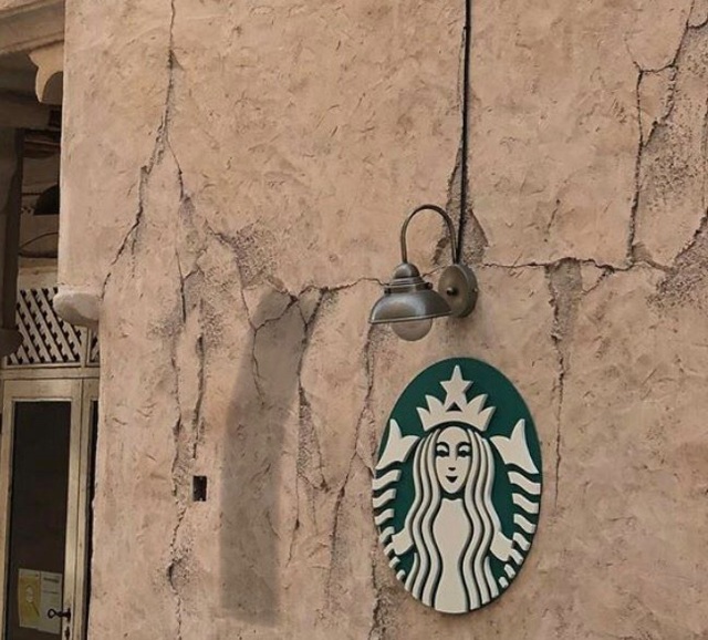 Cửa hàng Starbucks tại xứ siêu giàu gây bất ngờ với mái lá, tường nứt cũ kỹ như kiểu nhà đất Việt Nam - Ảnh 7.