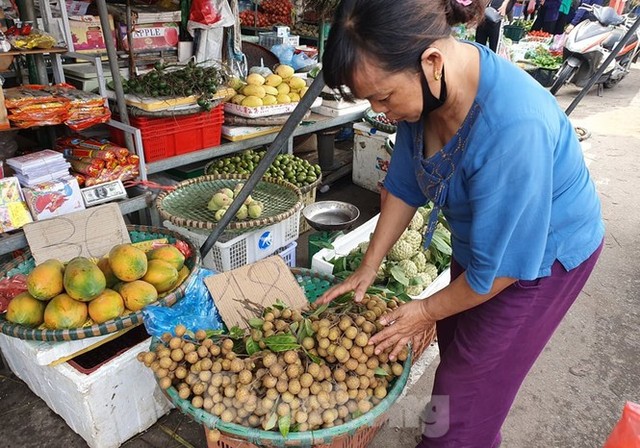 Gặp khó vì dịch COVID -19, nhãn giá rẻ tràn ngập đường phố Thủ đô - Ảnh 3.