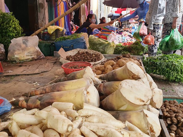 Măng rừng vào mùa tươi ngon, ngập tràn chợ Hà Nội - Ảnh 3.