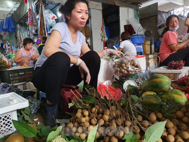 Gặp khó vì dịch COVID -19, nhãn giá rẻ tràn ngập đường phố Thủ đô - Ảnh 8.