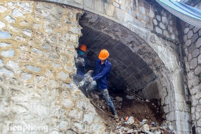 Hà Nội: Tiến hành thi công đục thông 5 vòm cầu Phùng Hưng - Ảnh 2.