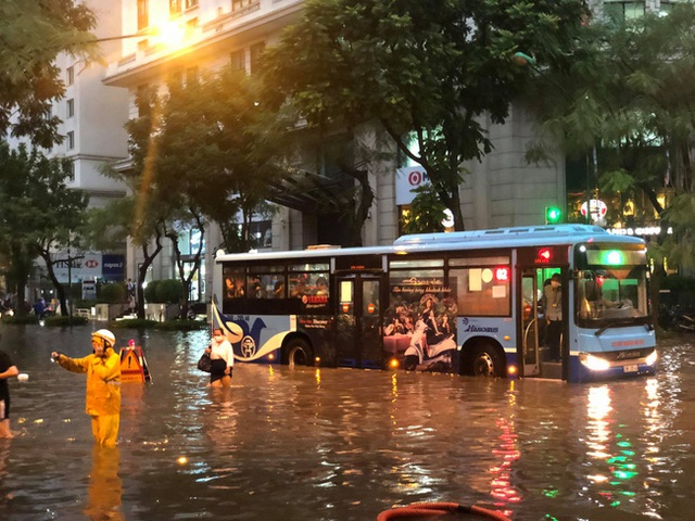 Hà Nội: Mưa to như trút nước lúc tan tầm, nhiều tuyến phố trung tâm lại biến thành sông - Ảnh 12.