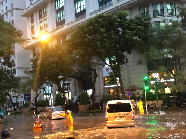Hà Nội: Mưa to như trút nước lúc tan tầm, nhiều tuyến phố trung tâm lại biến thành sông - Ảnh 15.