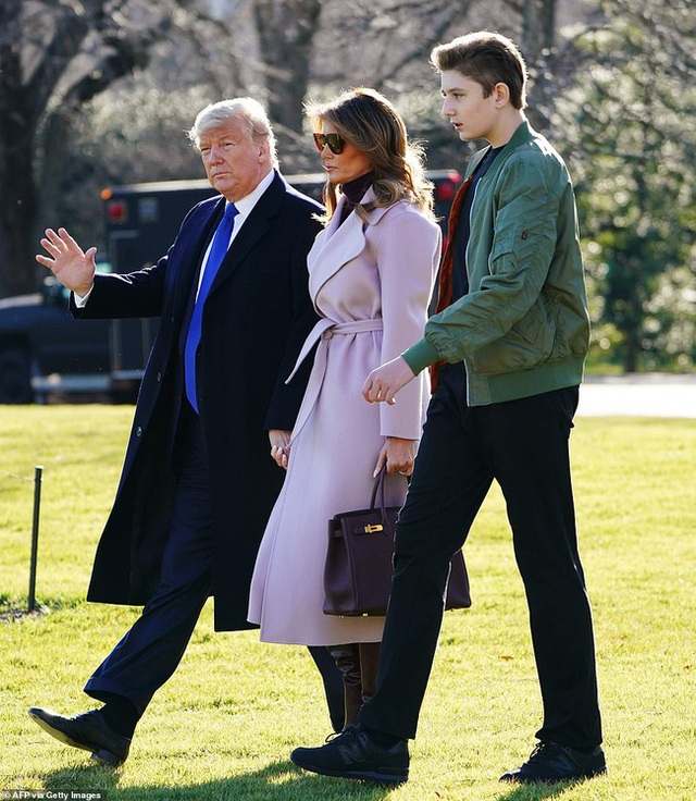 Hoàng tử Nhà Trắng Barron Trump lộ diện trước công chúng sau một thời gian dài vắng mặt, gây chú ý với chiều cao và vóc dáng khủng - Ảnh 5.