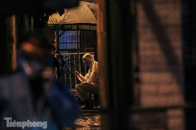 Phong tỏa ngõ trên phố Trương Định có người nghi mắc COVID-19 trong đêm - Ảnh 7.