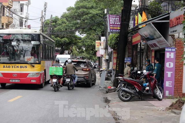 Hà Nội lập chốt phong tỏa khu phố có ca mắc mới COVID-19 - Ảnh 10.