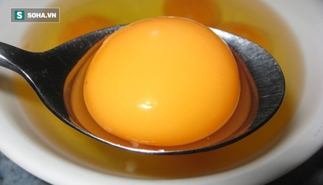 Vì sao lòng đỏ trứng có màu sắc khác nhau? Chuyên gia dinh dưỡng giải thích lý do bất ngờ - Ảnh 2.