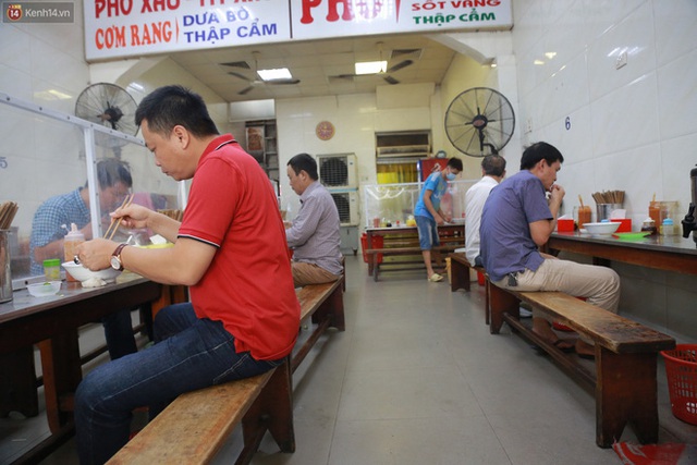 Hà Nội trong ngày đầu tiên giãn cách hàng quán: Bàn được lắp vách ngăn, khách ngồi cách xa nhau hơn 1 mét - Ảnh 14.