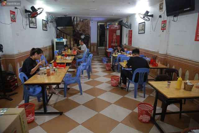 Hà Nội trong ngày đầu tiên giãn cách hàng quán: Bàn được lắp vách ngăn, khách ngồi cách xa nhau hơn 1 mét - Ảnh 22.