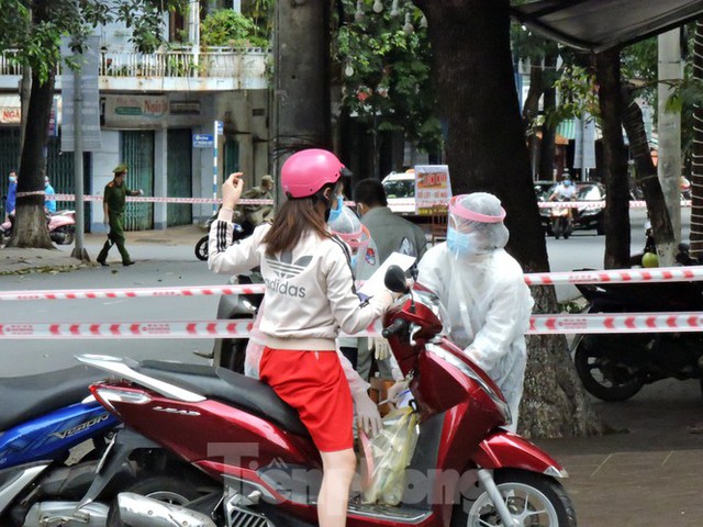 Đắk Lắk: Nhiều tuyến phố bị phong tỏa, khử khuẩn để phòng chống COVID-19 - Ảnh 4.