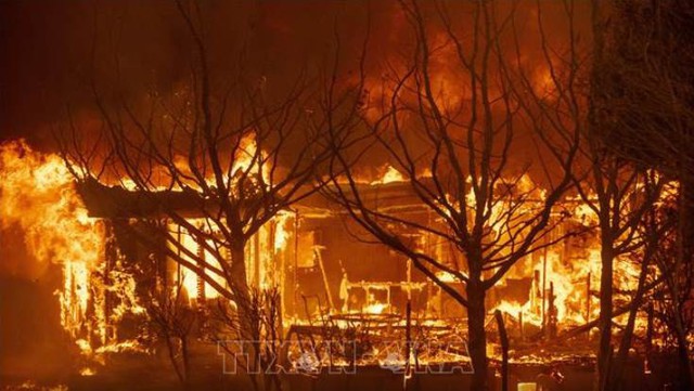 Cháy rừng tại bang California, Mỹ: 6 người chết, hàng nghìn ngôi nhà bị đe dọa - Ảnh 1.