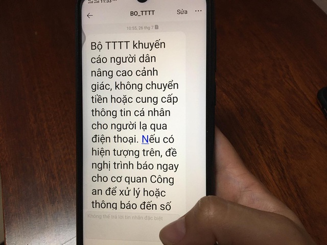  Nhân viên ngân hàng nhanh trí, ngăn chặn một vụ lừa đảo qua điện thoại  - Ảnh 1.