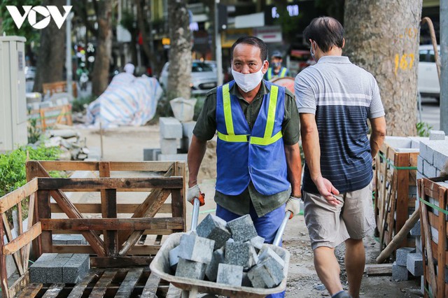 Sau hợp long bờ kè, Hà Nội gấp rút hoàn thiện vỉa hè xung quanh Hồ Gươm - Ảnh 3.