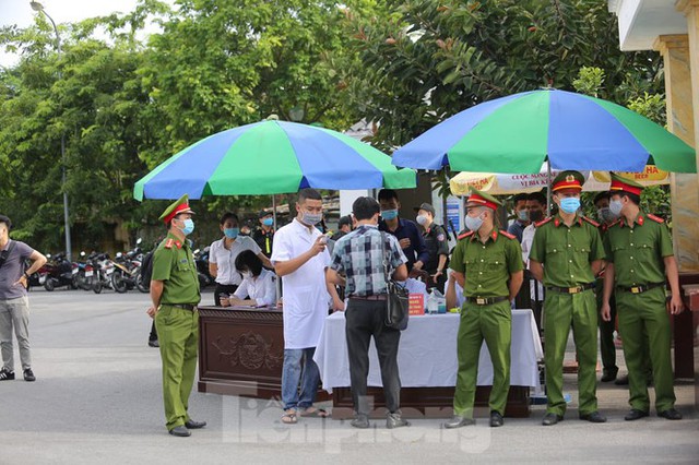 Hàng trăm người dân đội nắng theo dõi vợ chồng Đường ‘Nhuệ’ và đàn em hầu toà - Ảnh 8.