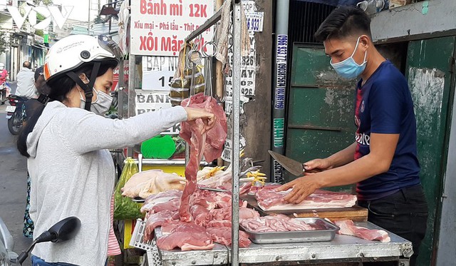 Giá lợn hơi giảm mạnh nhưng giá thịt lợn ở chợ giảm nhỏ giọt - Ảnh 1.