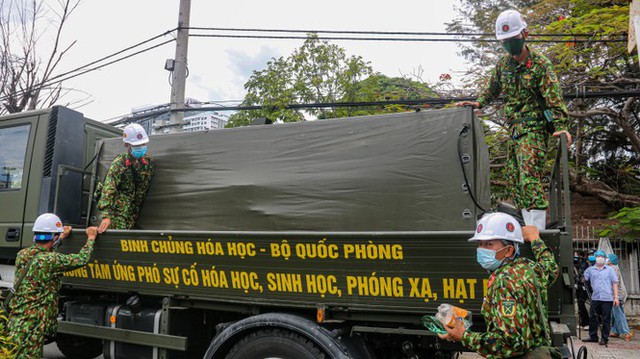 Binh chủng Hoá học khử khuẩn quận Sơn Trà phòng dịch COVID-19 - Ảnh 1.