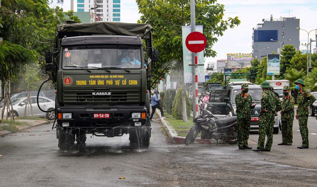 Binh chủng Hoá học khử khuẩn quận Sơn Trà phòng dịch COVID-19 - Ảnh 2.