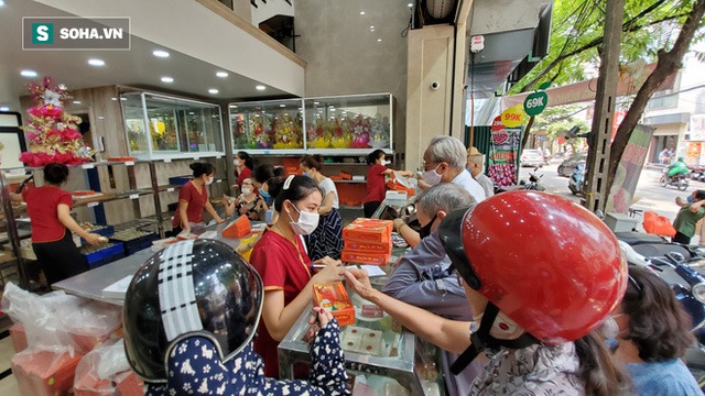  Cảnh tượng như thời bao cấp tại phố bánh Trung thu truyền thống nổi tiếng Hà Nội - Ảnh 4.