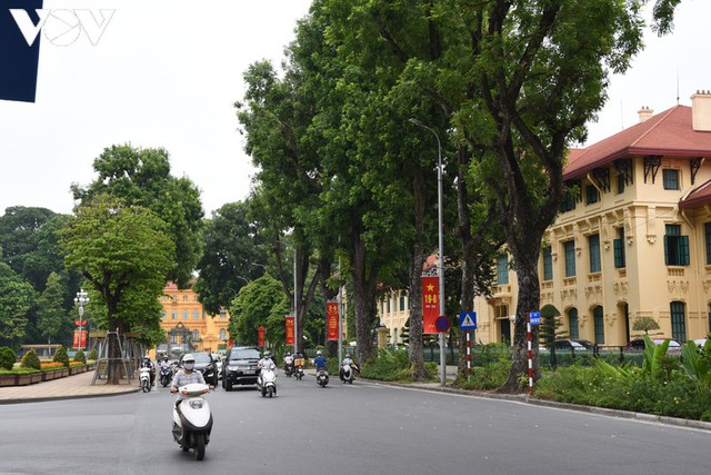 Ảnh: Thủ đô Hà Nội rực màu cờ Tổ quốc chào đón Quốc khánh 2/9 - Ảnh 2.