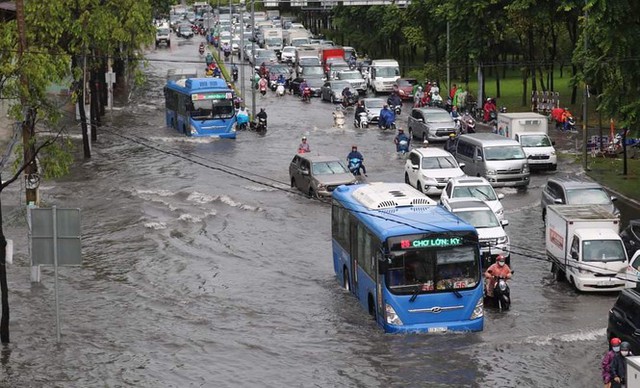 Cửa ngõ Sài Gòn ngập sâu, xe cộ chết máy hàng loạt trên đường - Ảnh 1.