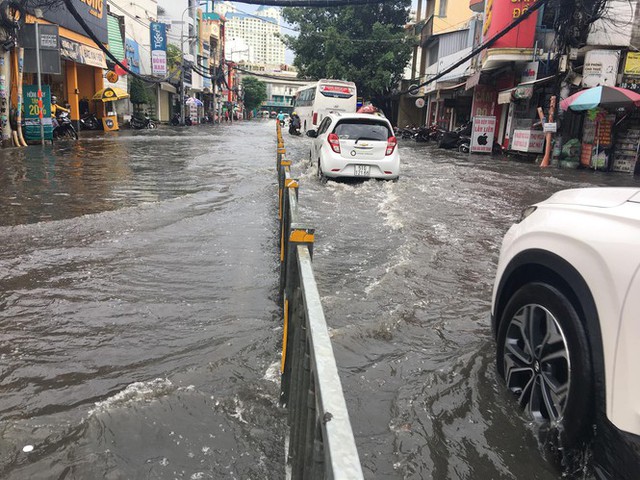 Cửa ngõ Sài Gòn ngập sâu, xe cộ chết máy hàng loạt trên đường - Ảnh 2.