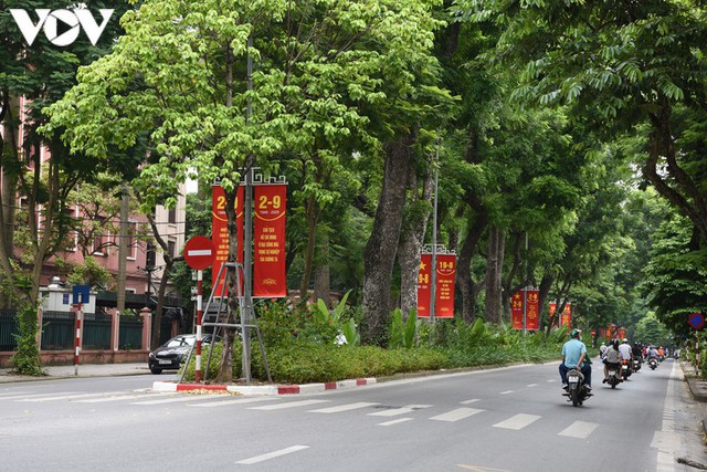 Ảnh: Thủ đô Hà Nội rực màu cờ Tổ quốc chào đón Quốc khánh 2/9 - Ảnh 4.