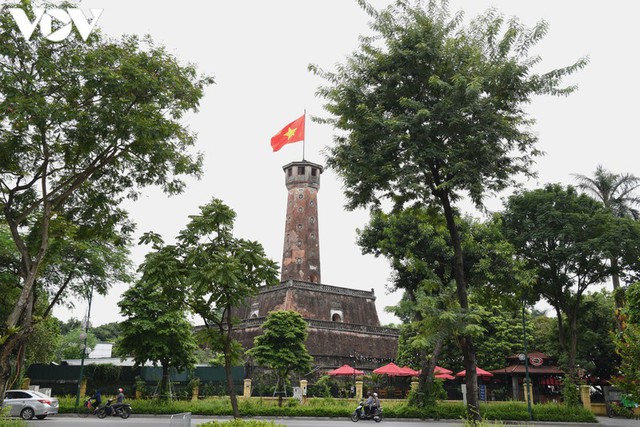Ảnh: Thủ đô Hà Nội rực màu cờ Tổ quốc chào đón Quốc khánh 2/9 - Ảnh 5.