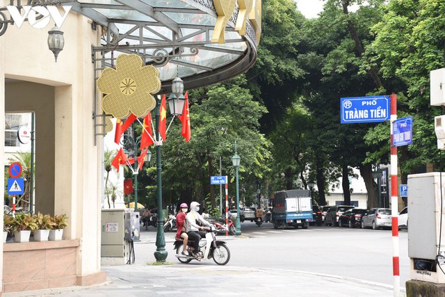 Ảnh: Thủ đô Hà Nội rực màu cờ Tổ quốc chào đón Quốc khánh 2/9 - Ảnh 8.