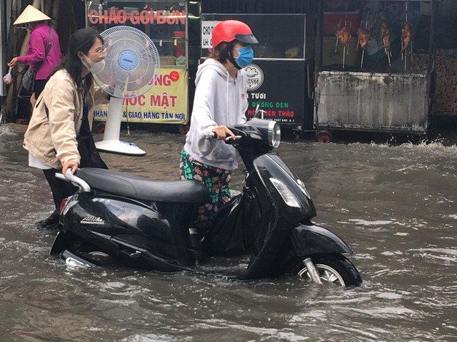 Cửa ngõ Sài Gòn ngập sâu, xe cộ chết máy hàng loạt trên đường - Ảnh 8.