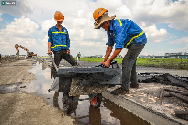  [Ảnh] Máy xúc xới tung đường băng tại sân bay Tân Sơn Nhất - Ảnh 9.