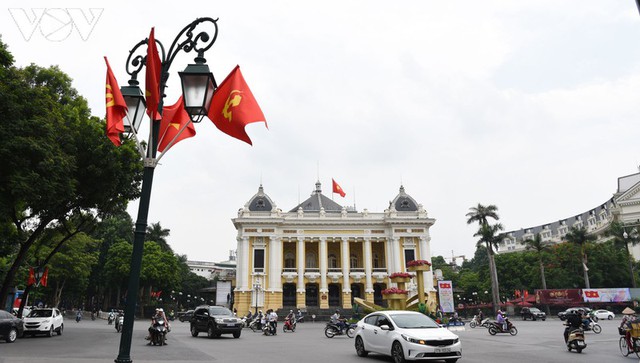 Ảnh: Thủ đô Hà Nội rực màu cờ Tổ quốc chào đón Quốc khánh 2/9 - Ảnh 9.