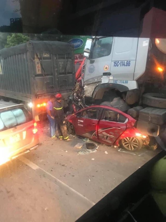 Hà Nội: Tai nạn liên hoàn trong đêm, 4 người thương vong - Ảnh 2.