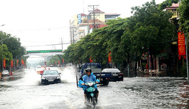 Mưa lớn ở Phú Thọ, TP. Việt Trì ngập trong biển nước, nhiều xã bị cô lập - Ảnh 1.