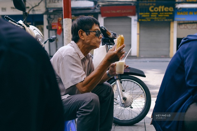 Hàng bánh mì Hà Nội có từ thời bao cấp, mỗi ngày bán 400 chiếc, ngay trung tâm phố cổ nhưng giá chỉ 10 ngàn - Ảnh 4.