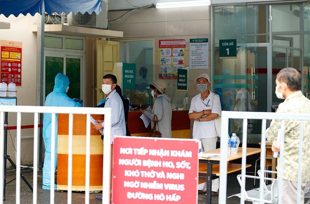 Bệnh viện Bạch Mai tăng cường bảo vệ thế nào khi dịch COVID-19 bùng phát? - Ảnh 11.