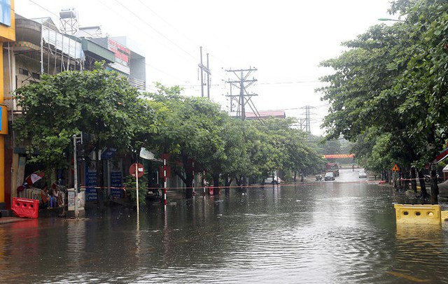 Mưa lớn ở Phú Thọ, TP. Việt Trì ngập trong biển nước, nhiều xã bị cô lập - Ảnh 3.