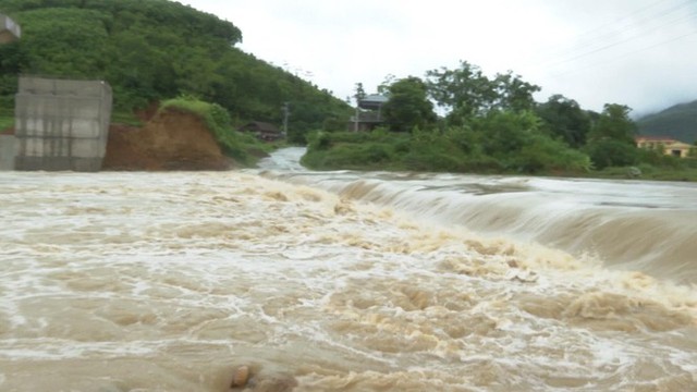 Mưa lớn ở Phú Thọ, TP. Việt Trì ngập trong biển nước, nhiều xã bị cô lập - Ảnh 4.