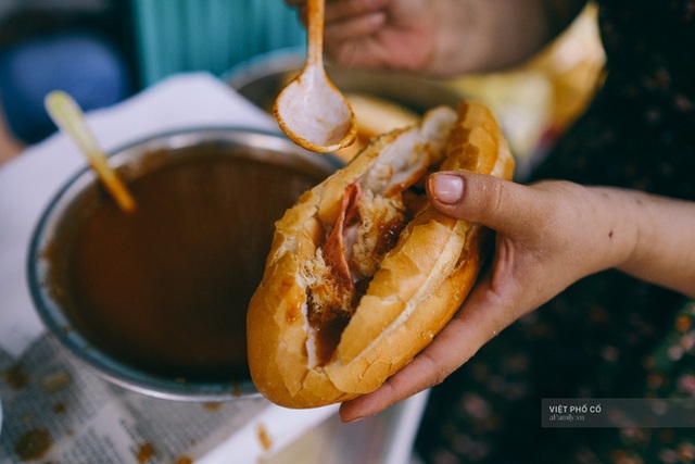 Hàng bánh mì Hà Nội có từ thời bao cấp, mỗi ngày bán 400 chiếc, ngay trung tâm phố cổ nhưng giá chỉ 10 ngàn - Ảnh 6.