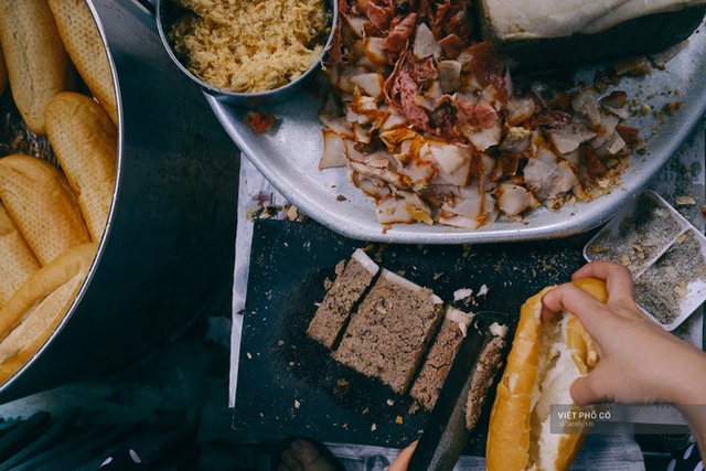 Hàng bánh mì Hà Nội có từ thời bao cấp, mỗi ngày bán 400 chiếc, ngay trung tâm phố cổ nhưng giá chỉ 10 ngàn - Ảnh 11.