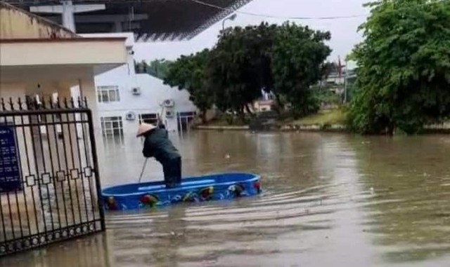 Mưa lớn trong nhiều giờ, TP. Điện Biên Phủ ngập trong biển nước - Ảnh 1.