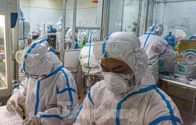 Những chiến binh CDC Đà Nẵng quay cuồng truy vết virus chết người - Ảnh 3.